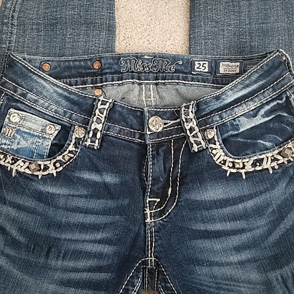 Size 25 Miss Me jeans.